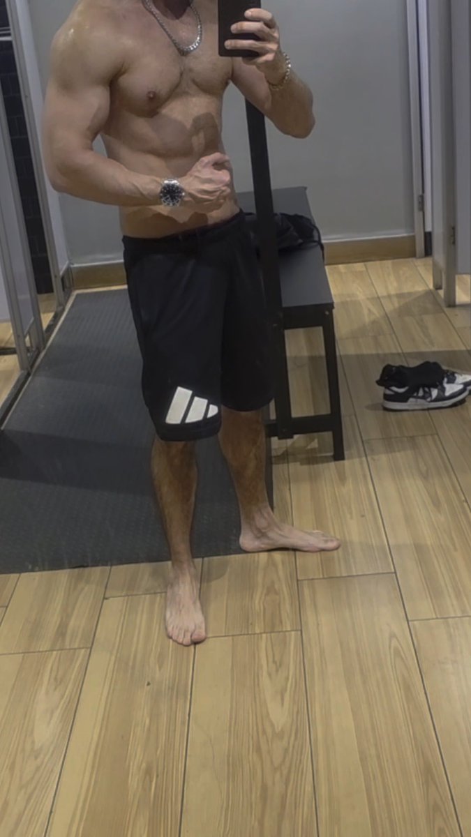 O melhor pós treino é tirar a meia suadona no banheiro da academia