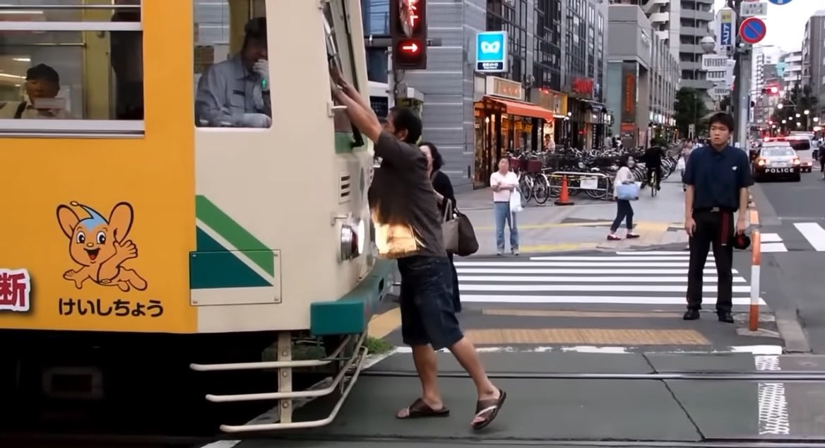 伝説の老害さん 電車を止める… 警察なに躊躇してんだよ! 即逮捕だろ!!