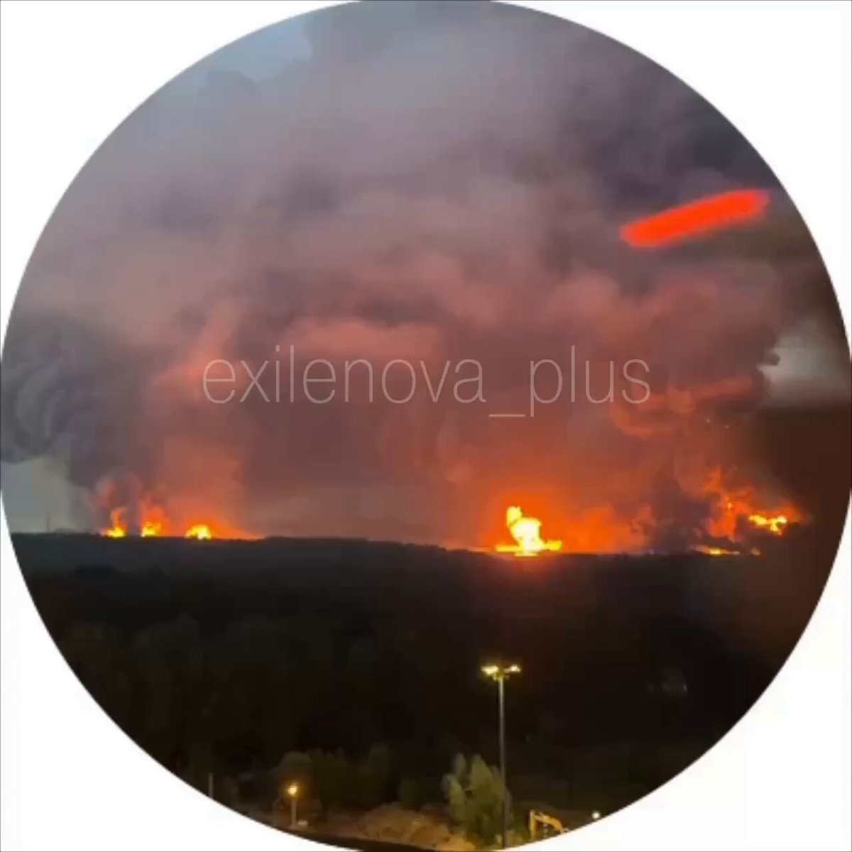Scenes from Moscow Oblast at this hour, as Russia's largest Wildberries logistics hub burn after many Ukrainian strikes.