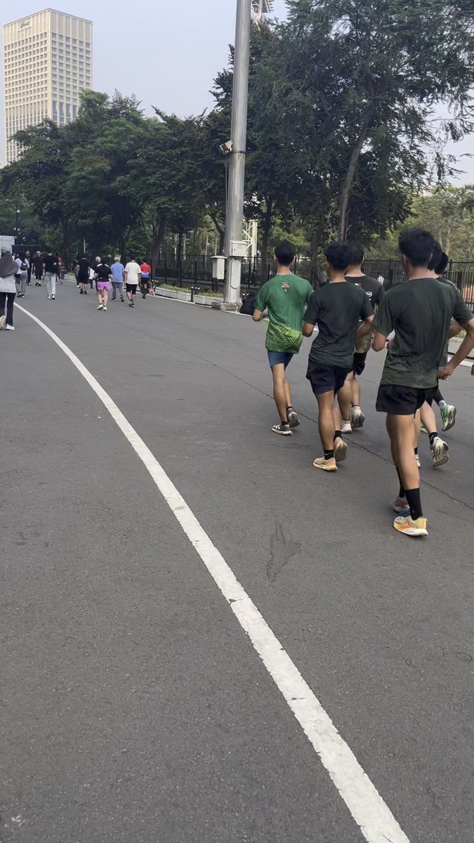 Ada yang tahu gak ini teknik lari apa? Awalnya aku kira lagi pada bercanda lari kayak gitu, tahunya beneran. Ternyata ada coach-nya dan peserta cewek yang lain juga gaya larinya sama kayak gitu.