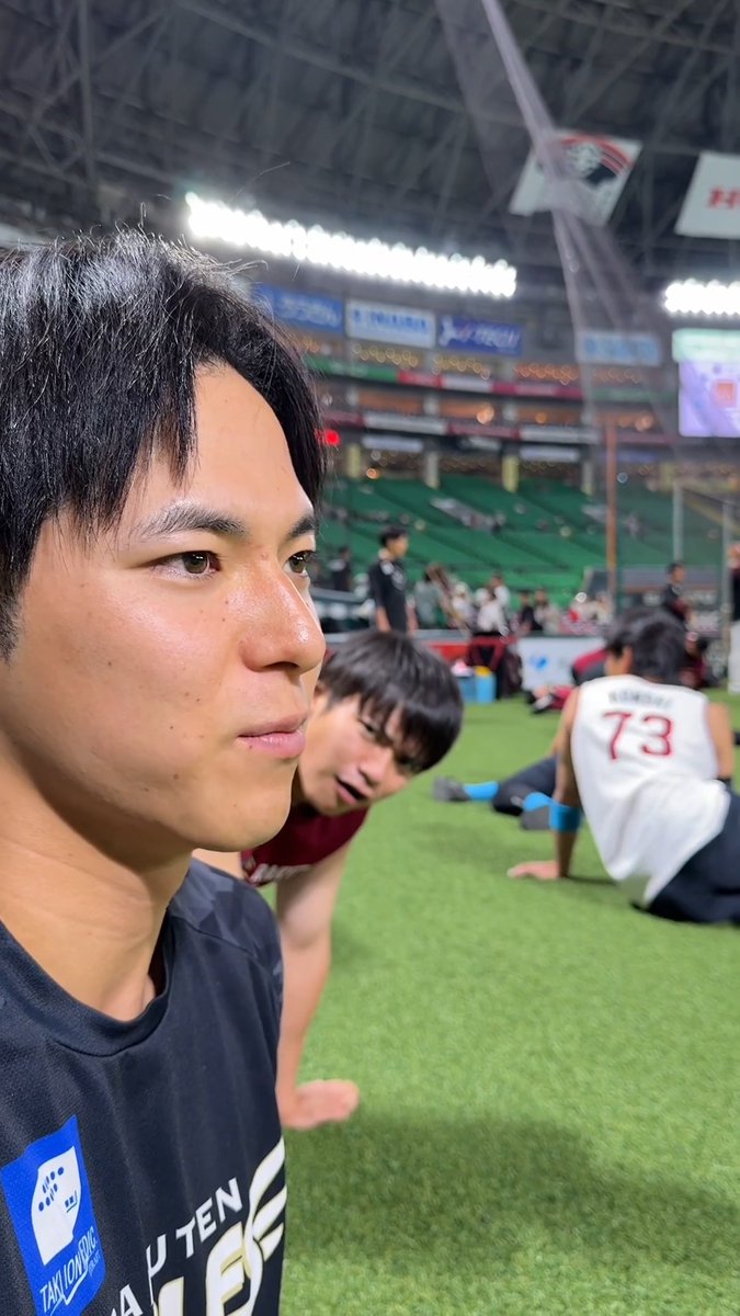 #宗山塁 選手 昨日はご両親の前でホームラン🌈 「打席で楽しむ気持ちもある。いいメンタルで打席に入れている。」 後ろで真剣に聞いている方にも注目です🤭 #平良竜哉 #RakutenEagles #強鷲革新