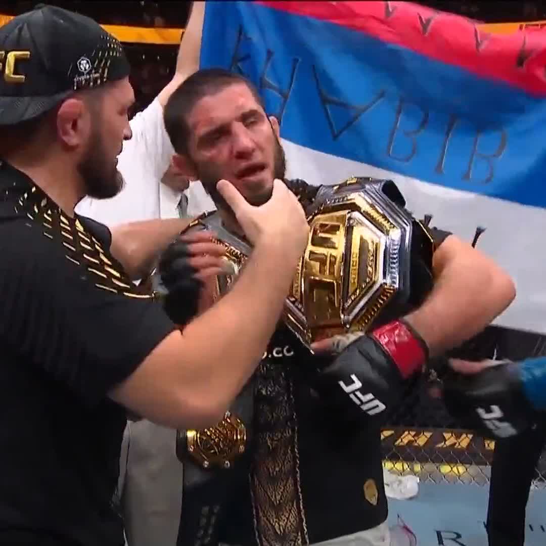 TODAVÍA CAMPEÓN 🏆 🏆 👑 Islam Makhachev consigue otra defensa de su cinturón La victoria por decisión unánime después de 5 rounds intensos 🔥 #UFC330 | En vivo por @pplusdeportes