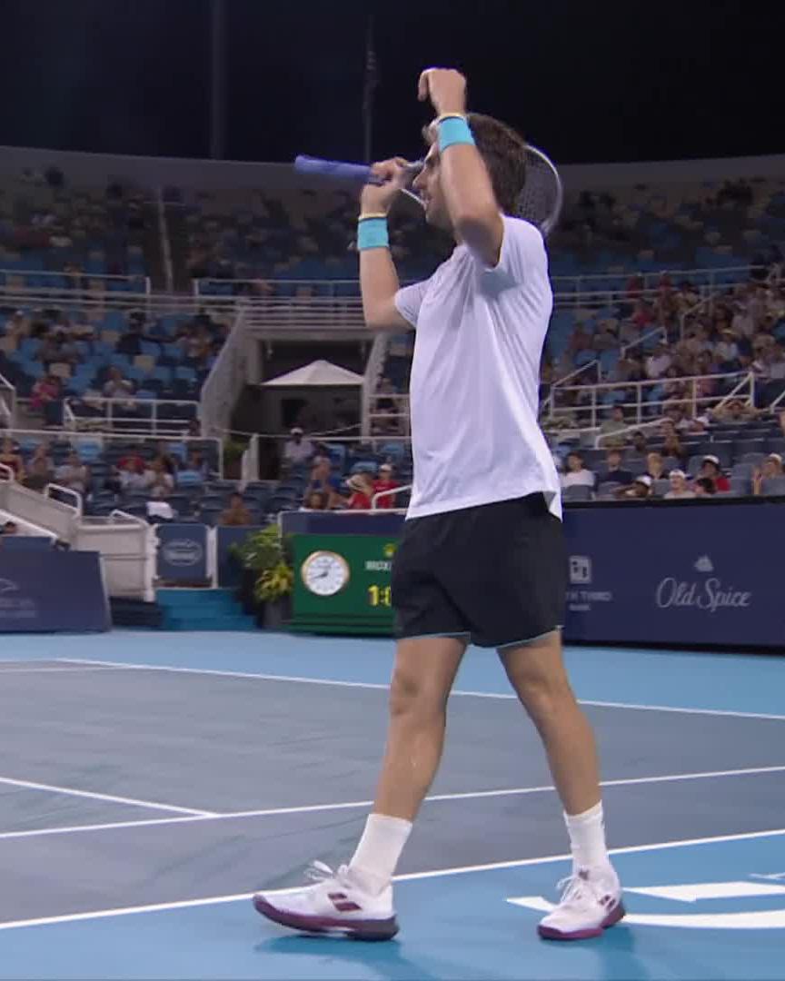 No quit Cam 💪 Cameron Norrie keeping them on their feet after midnight at #CincyTennis