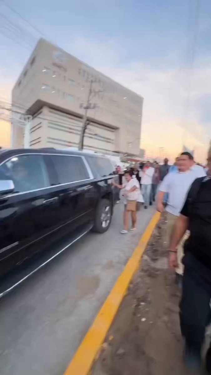 Qué manera de humillar a Claudia Sheinbaum. El respeto se gana y ella ha hecho todo lo posible para que la gente la ningunee. Es lamentable la facilidad con la que se asusta y permite que la agredan. Lo peor es que nadie la auxilia. Otro poco y la viejita le pega. Recuerdo que, siendo niña, vi en un noticiero a un alcalde tutear a Ernesto Zedillo. El presidente lo paró en seco y le dijo: «No te permito que me tutees, soy el presidente de la República, respeta la investidura». La 4T hizo pequeña a la Presidencia.