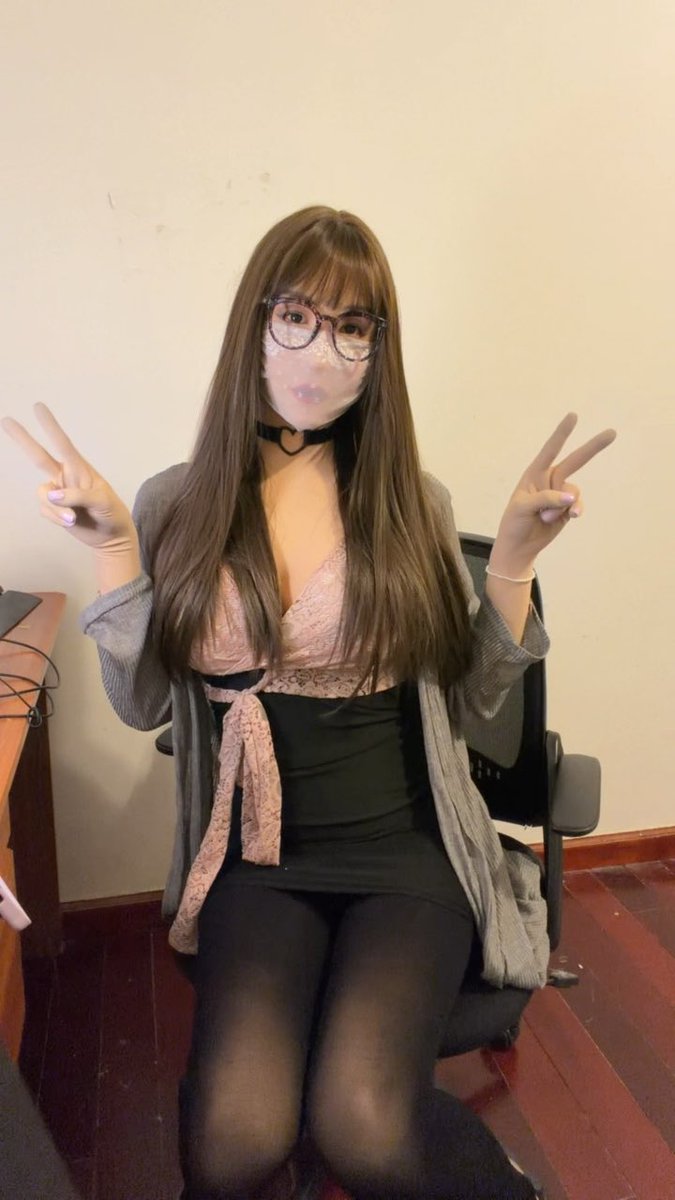 “英语老师怎么天天穿黑裤袜，脚会很臭吧”