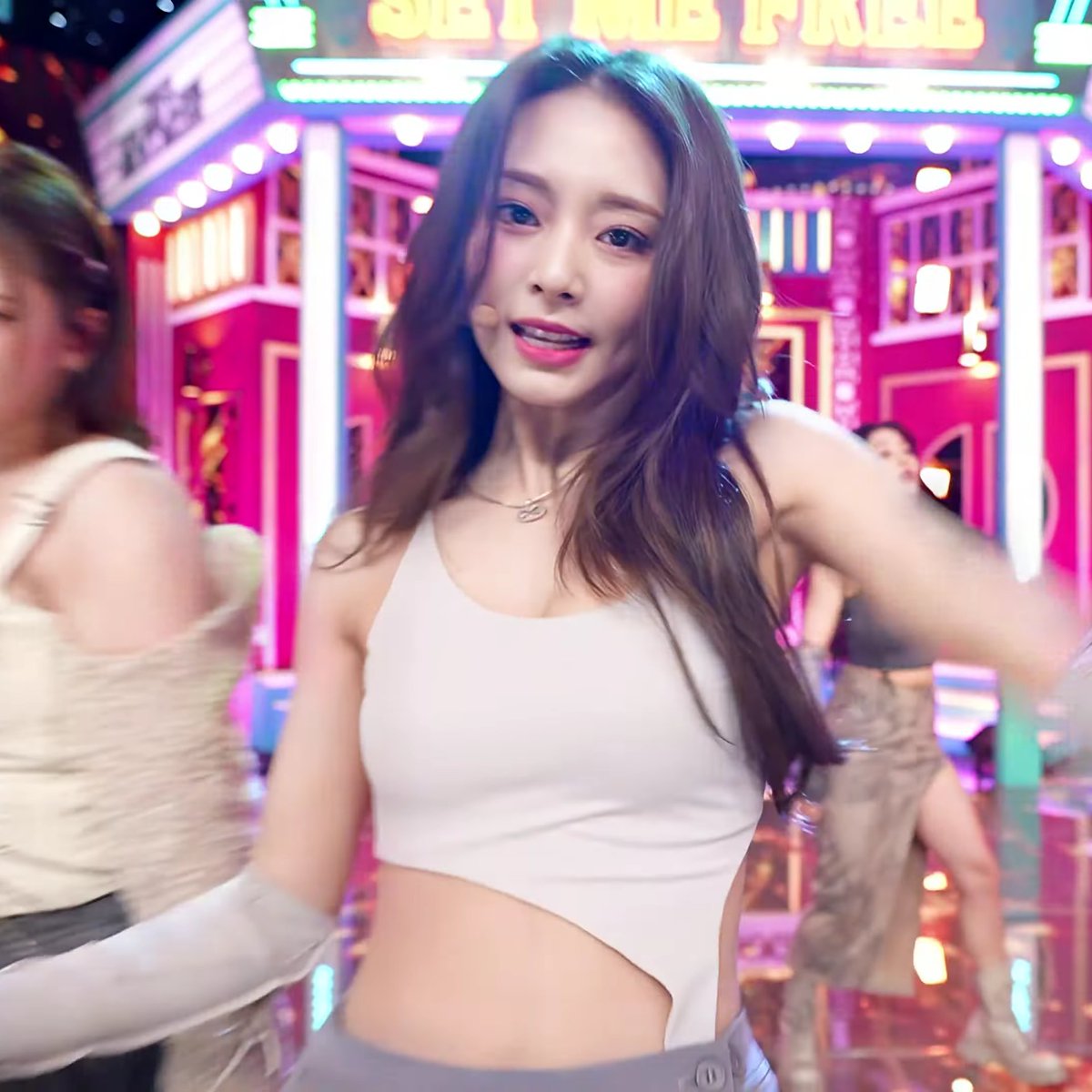 THIS CLOSE UP OF TZUYU PART IN SET ME FREE