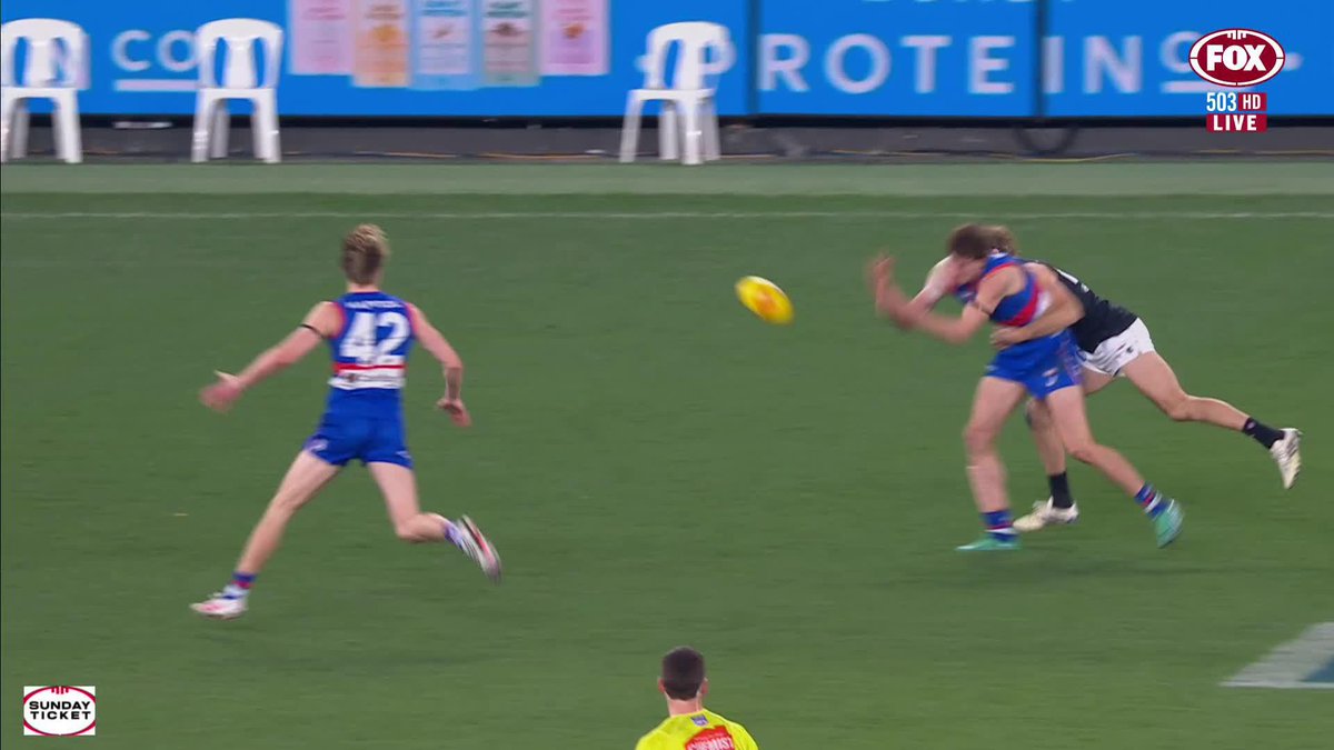 We're not sure how Jordan Croft got rid of the Sherrin here... but the Bulldogs have TIED. THINGS. UP at Marvel! 🔒 📺 Watch #AFLDogsBlues on Ch.503 or stream on Kayo: ✍️ BLOG 🔢 MATCH CENTRE
