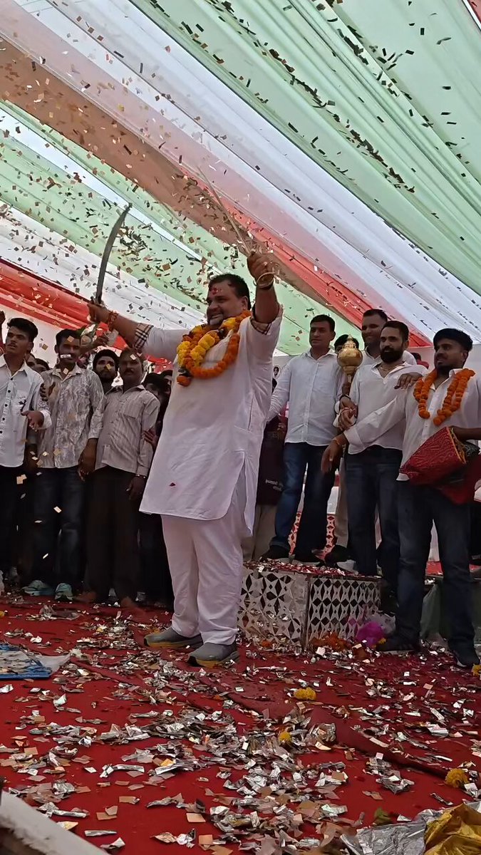 ऐसे तो जन्मदिन हर कोई मनाता है अगर नेताओं को देखोगे तो वो बड़े ही धूमधाम और शोर शराबे से मनाते हैं लेकिन कुछ नेता धीरज गुर्जर जैसे लोग भी हैं जो अपने जन्मदिन को अपना नहीं समझते। कांग्रेस नेता धीरज गुर्जर ने अपने जन्मदिन को 'गौ माता राष्ट्र माता' दिवस के रूप में अपने लोगों के बीच जाकर मनाया है। यूं तो आपको कईयों नेता मिल जाएंगे जो वादे करते हैं कि गाय के लिए ये करेंगे वो करेंगे लेकिन करते कुछ नहीं हैं। लेकिन धीरज गुर्जर Dheeraj Gurjar ने अपने जन्मदिन पर गायों को लेकर एक खास संदेश दिया है।