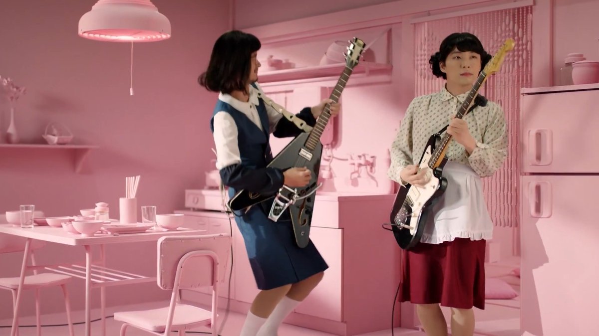 8/16は「Family Song」のリリース日🕊️ TikTokなどでもFamily Songと一緒に素敵な動画を投稿していただきありがとうございます！ YouTubeで公開中のMVでは、設定[⚙]から音声を切り替えるとコメンタリー音声をお聴きいただけます！ ぜひ試してみてくださいね。 #FamilySong