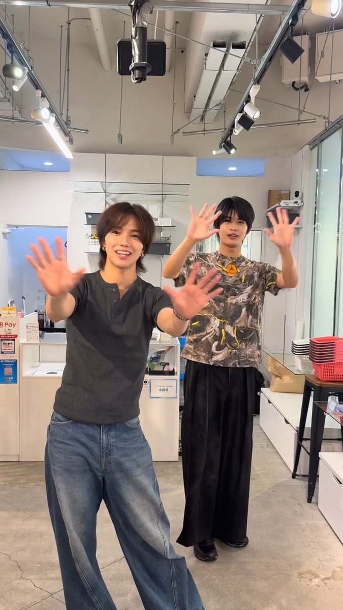 ドラマ「Your Sky ハレのち恋」ポップアップストア ☁️☀️ #マンガ展渋谷 に #まこたす でお邪魔してきました🐕 柊太朗(とうたろう) @n12_27t 衣装や場面写真など見どころ満載✨ サイン✍️やメッセージも かかせて頂きました❕ 東京は23日までなので 是非見つけてください🌤️ #柊太朗 #中林登生 #YourSkyJP #ユアスカ