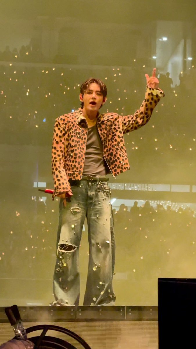 #THV is not NORMAL, he’s UNREAL!!! 😍😍😍 I swear he was looking into my phone camera on this one and I almost dropped it! 😭🤣 MVP TAEHYUNG IN TEXAS V IDOL OF IDOLS #V_WORLDTOUR_ARIRANG_ARLINGTON_D1 #KIMTAEHYUNG_WORLDTOUR_ARIRANG