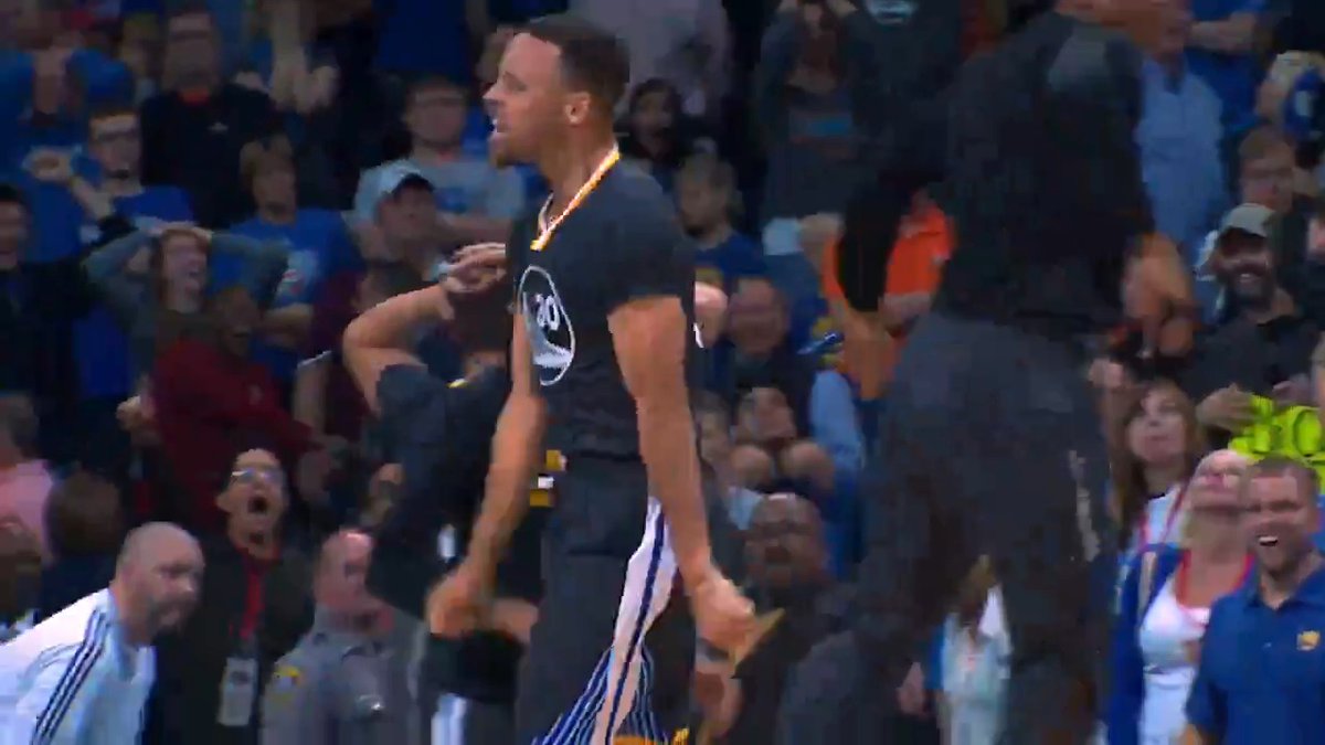 Il y a dix ans, Stephen Curry inscrivait l'un des paniers les plus fous de l'histoire ! 🤩 Un shoot du logo pour donner la victoire aux Warriors en prolongation face à OKC Le Chef finira par inscrire 46 points et offrira la victoire à Golden State dans ce match légendaire