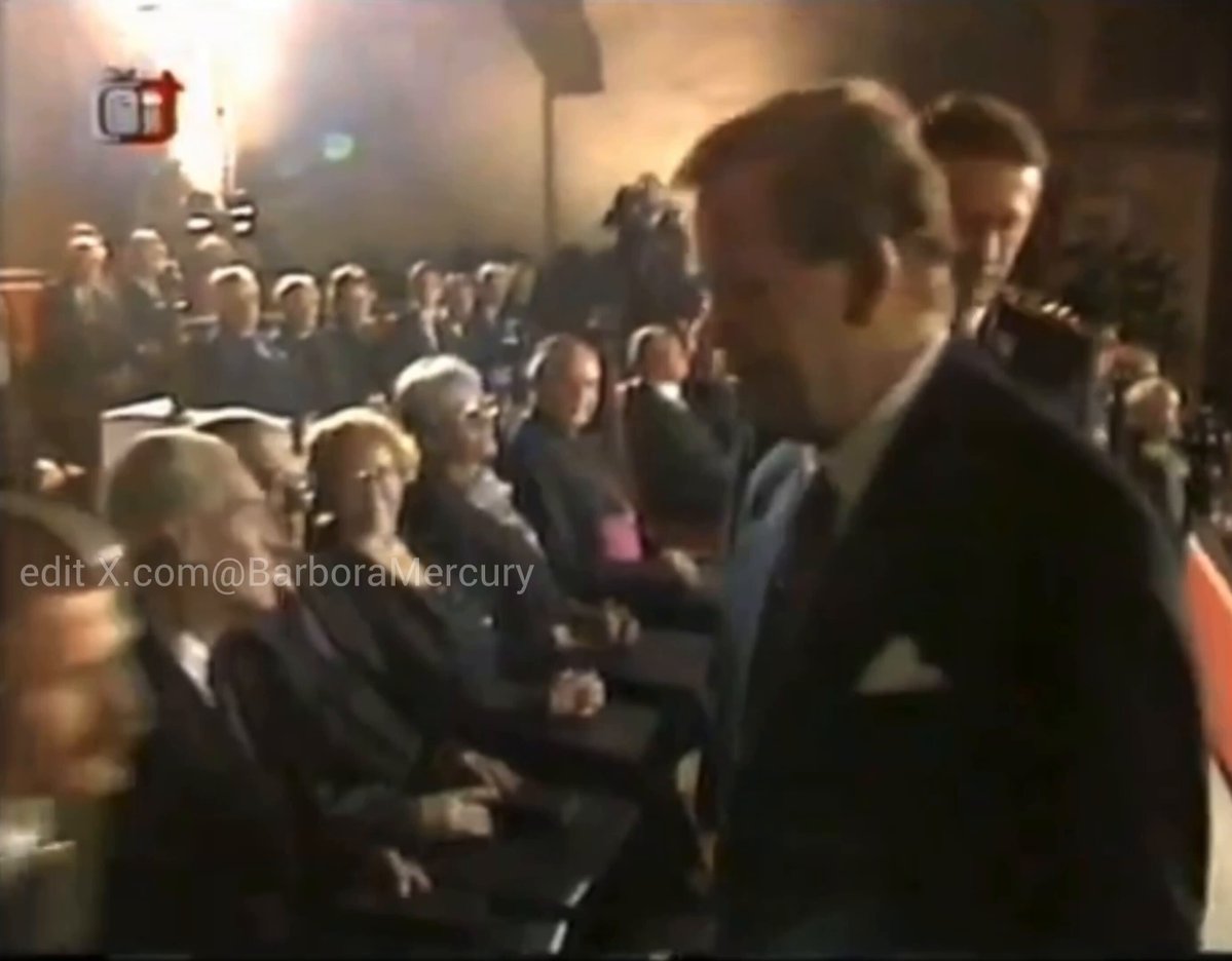 Prezident Havel uděluje státní vyznamenání válečnému hrdinovi a budoucímu prezidentovi Pavlovi.♥️✌️