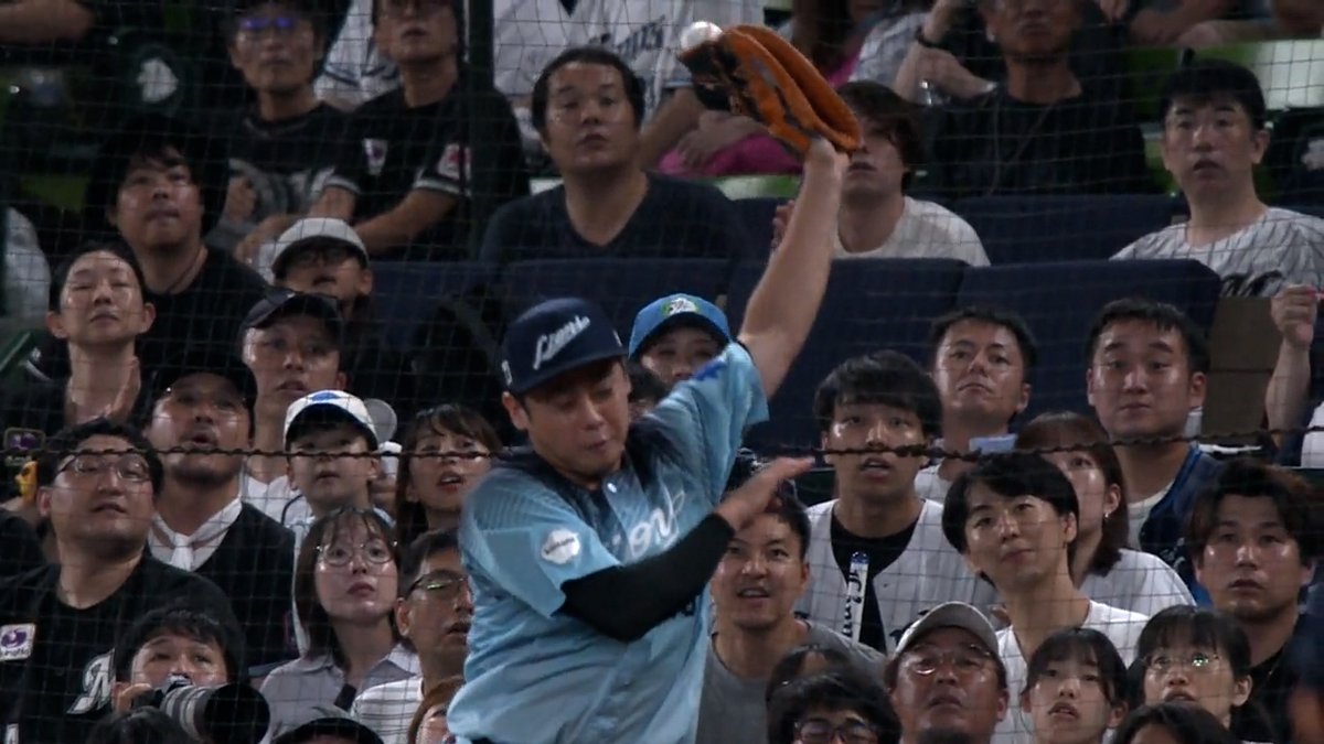 惜っしぃーーー😖 この回から一塁の守備に入った #平沢大河 さっそく来たフェンス際の打球に飛びつくが一度入ったミットから⚾がこぼれれ落ちる😭 でもその気持ち🔥投手に伝わっています✊ #seibulions #ベースボールLIVE で配信中[初月無料]