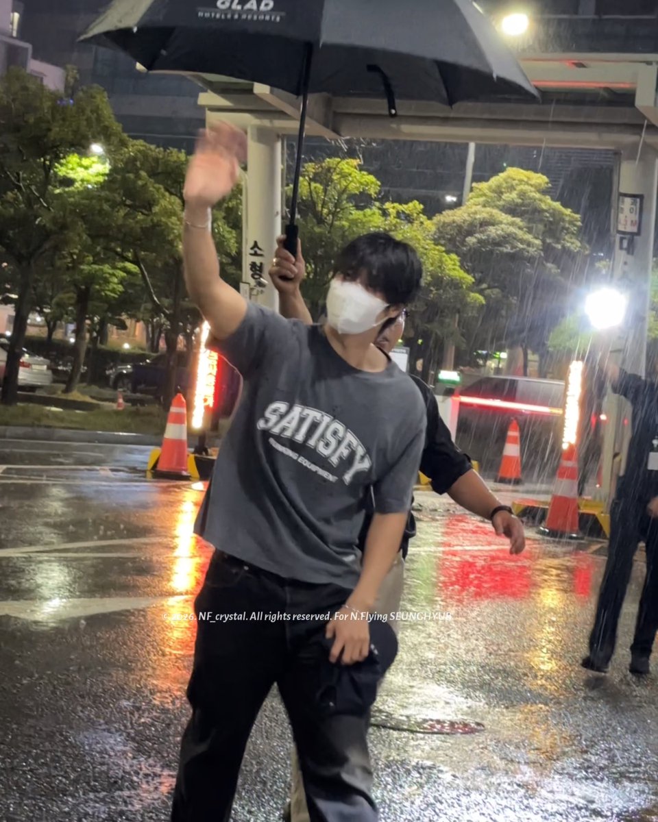 비 오는데 우산쓰고 밖에까지 나와서 인사 해주고 감 ㅜ.ㅜ♥ 조심히 가고 디음주에 만나요 😁 260816 &amp;CON5 - 부산 Day 2 퇴근 ͙ᐟ #엔플라잉 #이승협
