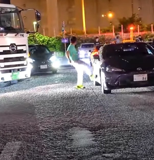 トラックの運転手さん 違法駐車のせいで発進できず 違法駐車に蹴りを入れる！！ 正しい暴力もある…