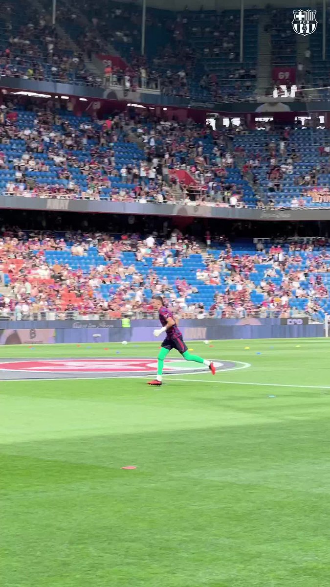 Joan Garcia steps out to warm up. The stands respond with applause. 👏