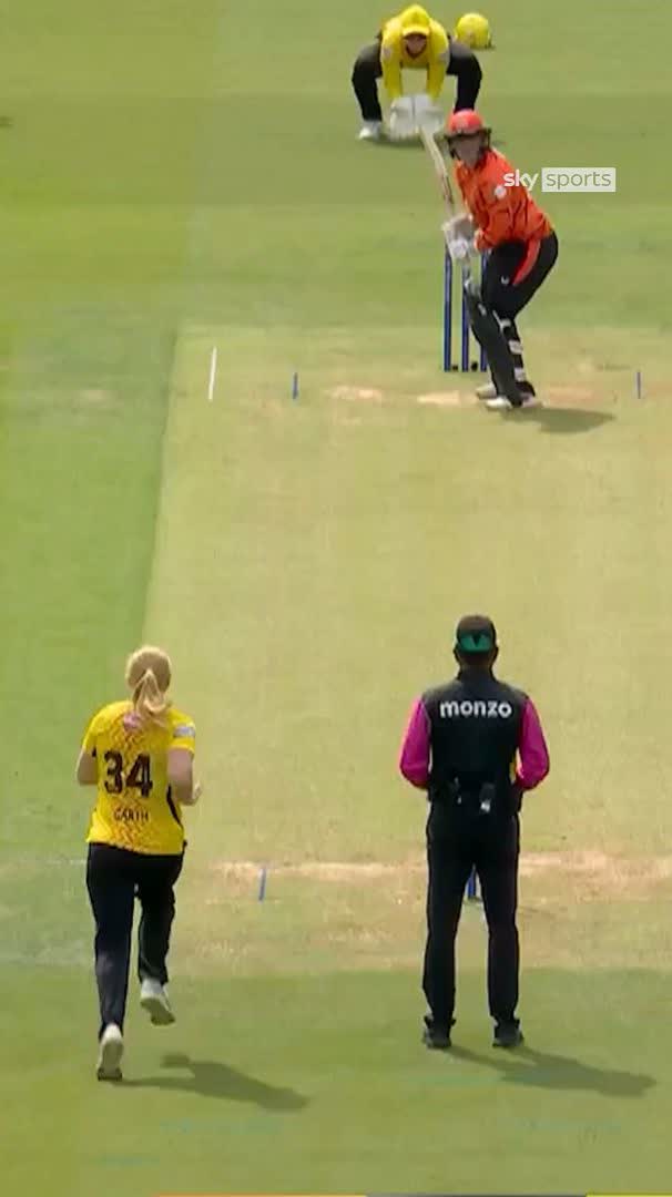 Kim Garth takes TWO wickets in three balls for the Trent Rockets in the Women's Hundred final 💪