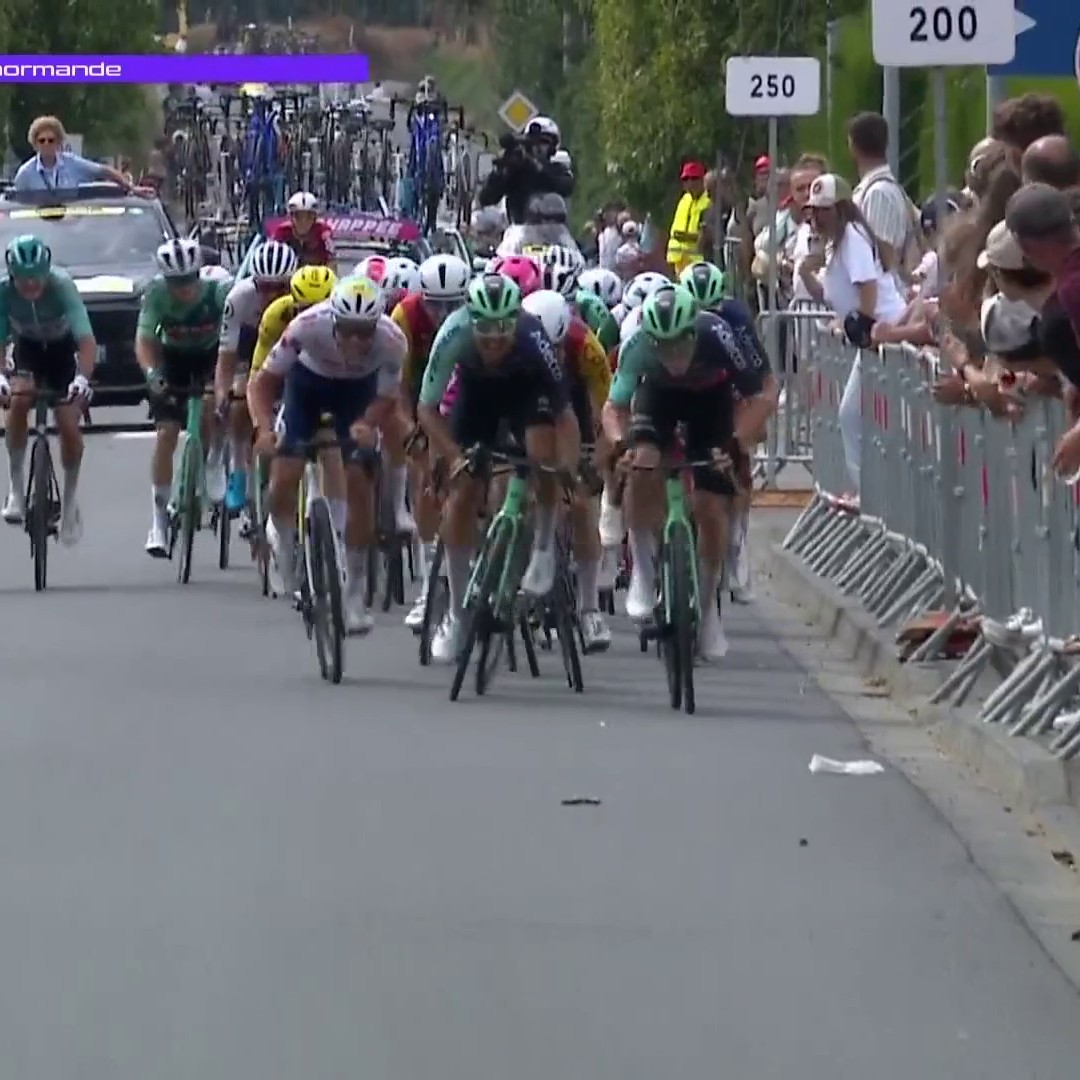 ⚡ Au terme d'une course hyper animée, Hugo Page règle le peloton et saute Sandy Dujardin sur la ligne pour remporter la Polynormande !