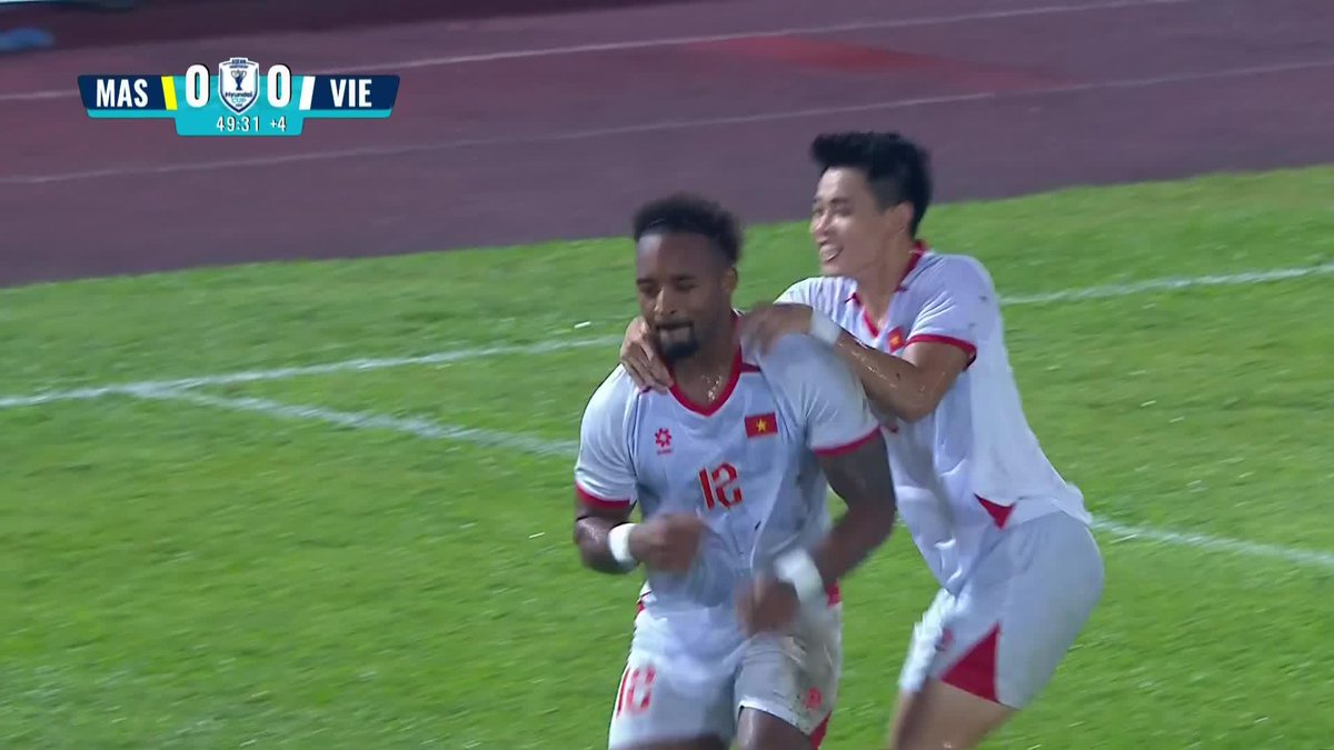 Rafaelson alias Nguyen Xuan Son membawa Vietnam unggul 1-0 di leg pertama semifinal Piala AFF. Gol ke-10 Xuan Son di Piala AFF, patah kaki ga bikin performa Xuan Son meredup