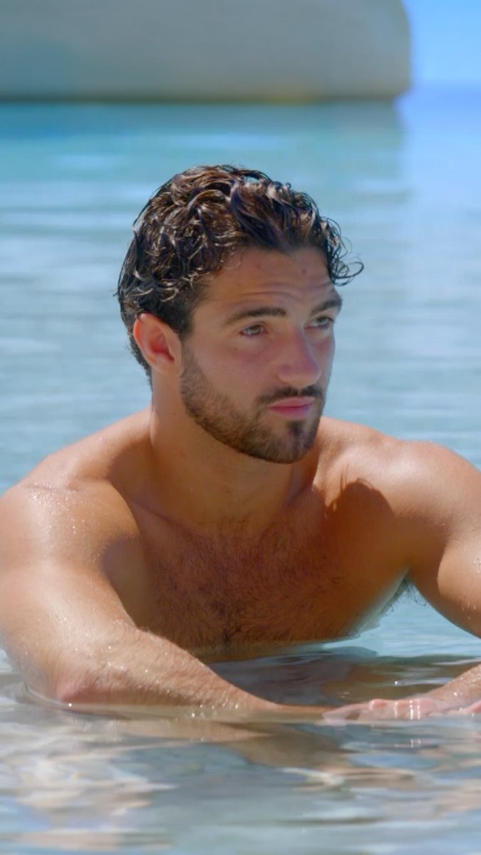 Jonnie needs to have a chat with Dani 👀 #TOWIE