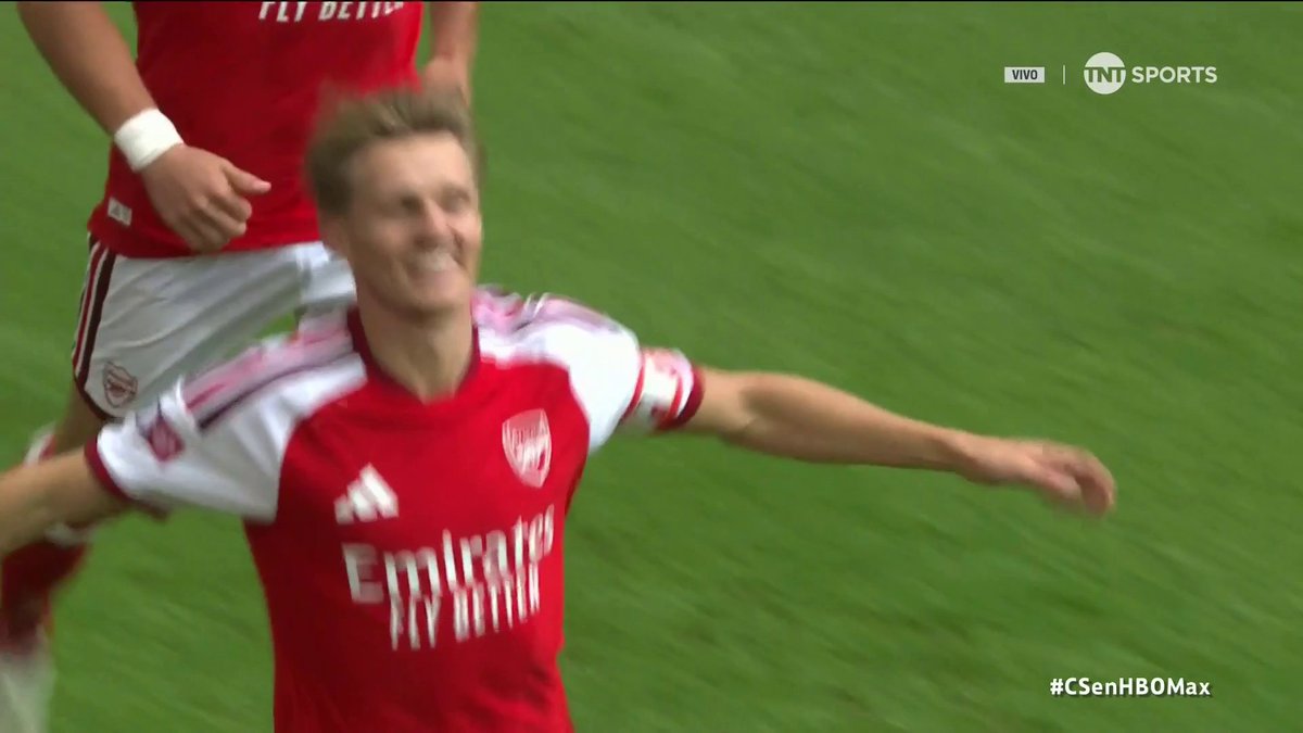 ¡GOLAAAAAAAAAAZO DEL ARSENAL! 🥵🥵🥵 Odegaard sacó a bailar a Donnarumma para el tercero. 🪄 🎙️ Tibu Elguea 💣 Arsenal 3-0 Manchester City 🩵 📲 HBO Max Latinoamérica: 📺 TNT™ América Latina #CSenHBOMax | #TNTSportsEnHBOMax