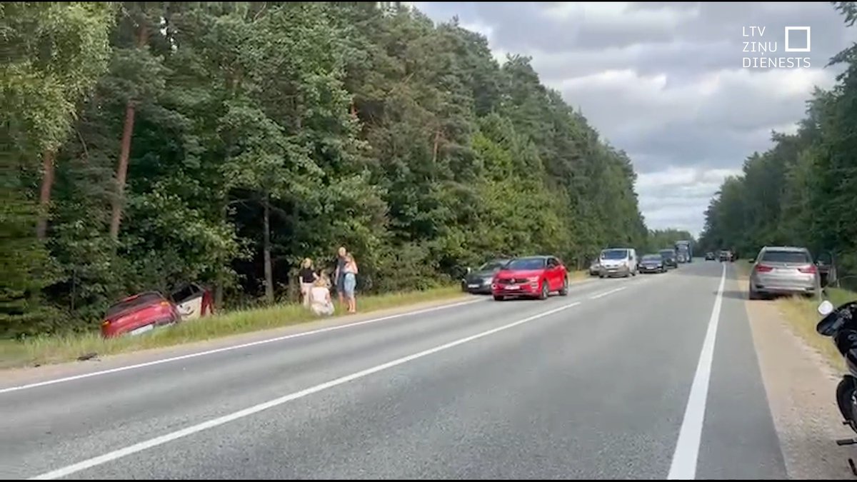 Notikusi avārija uz Ventspils šosejas pie pagrieziena uz Straupciemu. Notikuma vietā ieradušies operatīvie dienesti. Satiksme pilnībā bloķēta.