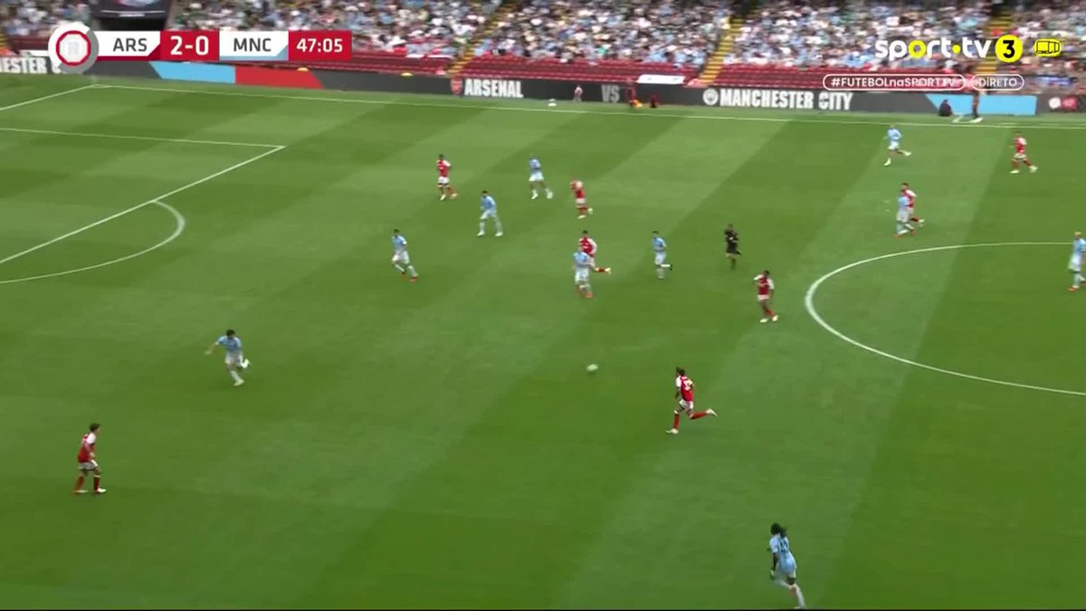 Olha o que o Ødegaard fez com o Donnarumma no terceiro gol do Arsenal.