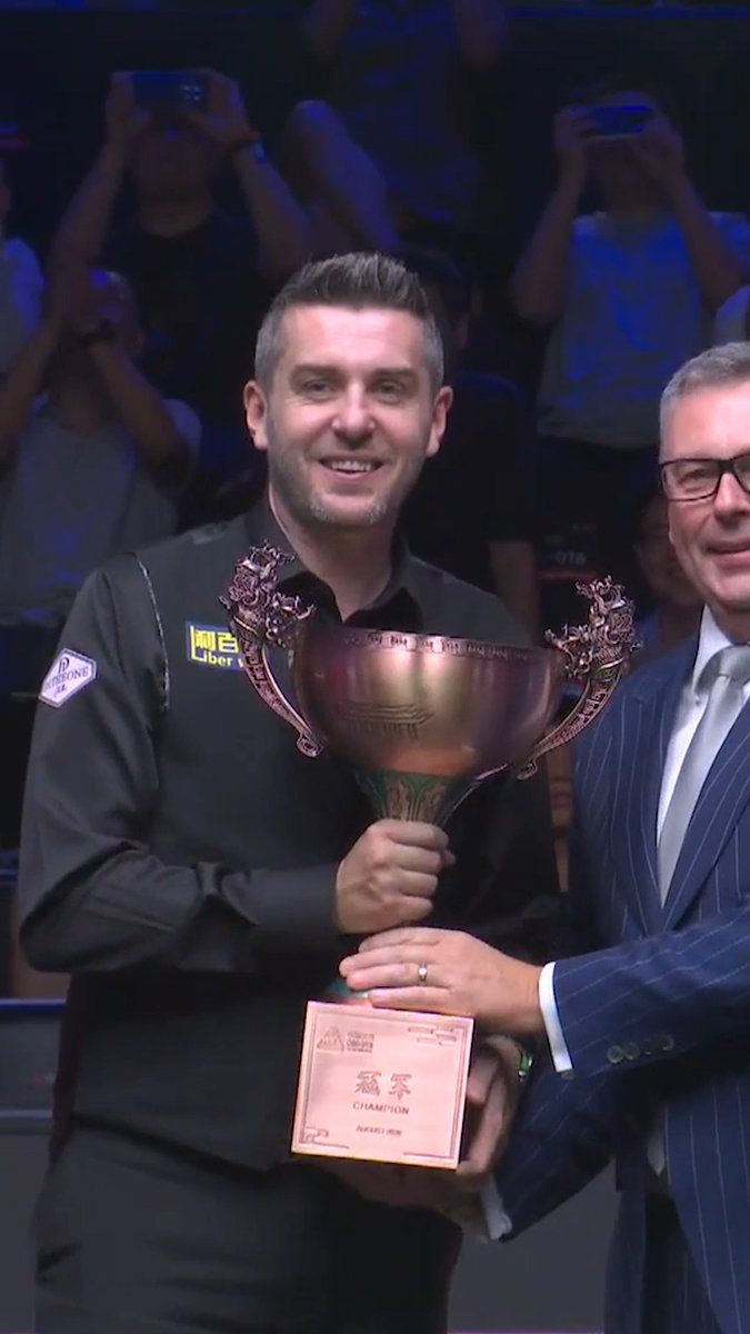 Mark Selby lifts the China Open trophy for a fourth time and receives the the winners cheque of £250,000! 🏆 #snooker #WST #ChinaOpen