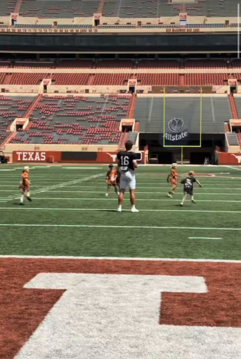 This is the guy college football fans love to hate. Texas quarterback Arch Manning. Class act and a humble idol. (video via Jordan Shipley)