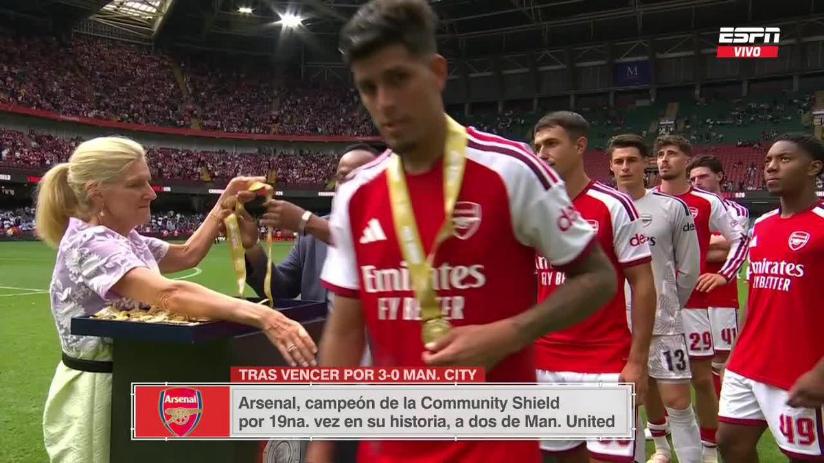 🥇 ¡CON LA MEDALLA DE CAMPEÓN! 🇪🇨 Piero Hincapié recibió la medalla de campeón, tras lograr el título en la Community Shield. 😅 El ecuatoriano se olvidó de saludar y Martín Zubimendi se lo recordó entre risas. 📺 Mira la🏴 #CommunityShield en el Plan Premium de Disney+ Latinoamérica