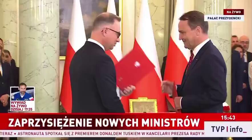 Przypominam, że premier Radosław Sikorski jako jedyny wypowiedział przysięgę z pamięci. Jakość tkwi w szczegółach. 🇵🇱❤️