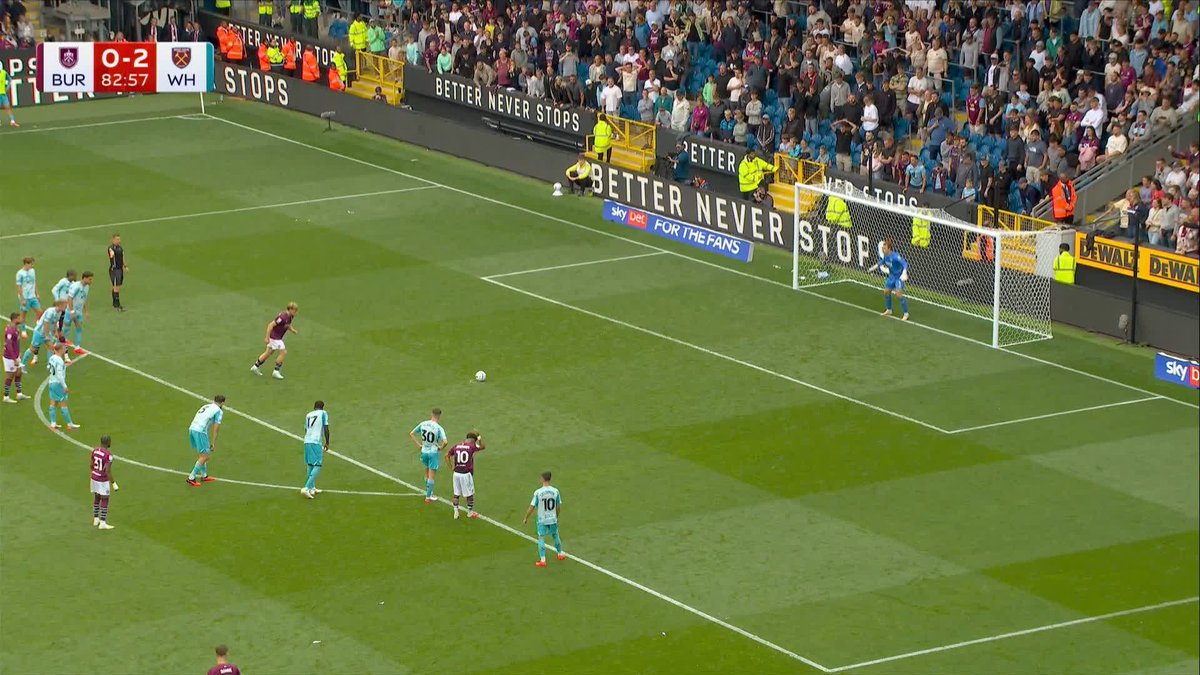 I laughed SO hard at the goalkeeper getting his head stuck in the net 😭😭