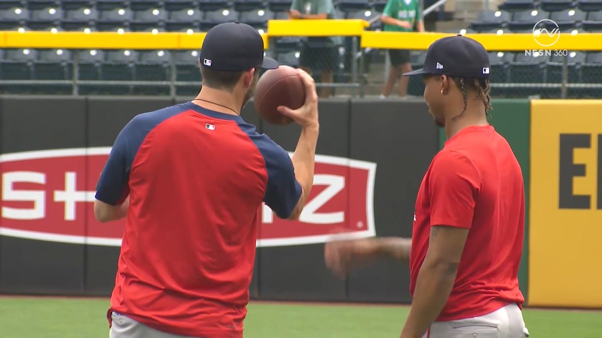 🏈 + ⚾️ = ⛽️ Tracy and Bello getting some football tosses in pregame 😎