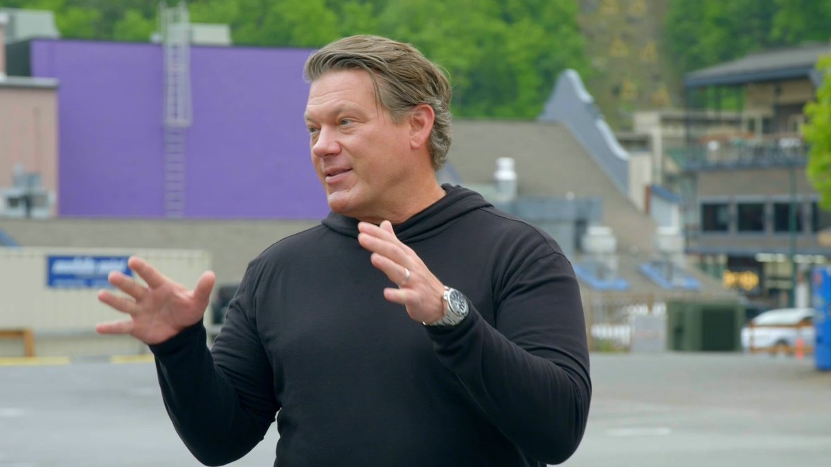 The race is on 🔥 The final five teams race through the Smoky Mountains to claim their smoky ingredient in Tyler Florence's first challenge. Who will make it back to the trucks first? Watch a new episode of #GreatFoodTruckRace TONIGHT at 9|8c!