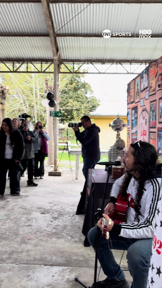 ๐ซก๐๐ต ยกA TODO PULMรN! El Club Social y Deportivo Colo Colo visitรณ la Escuela San Jorge de Romeral, que se hizo viral por Charlotte y Heinzen, quienes en un video pedรญan mรกs compaรฑeros para primero bรกsico, y asรญ sonรณ el himno del Cacique. Disfruta el partido entre #ColoColo vs. O'Higgins a las 17:10 horas por la Fecha 19 de la #LigaDePrimeraMercadoLibre.