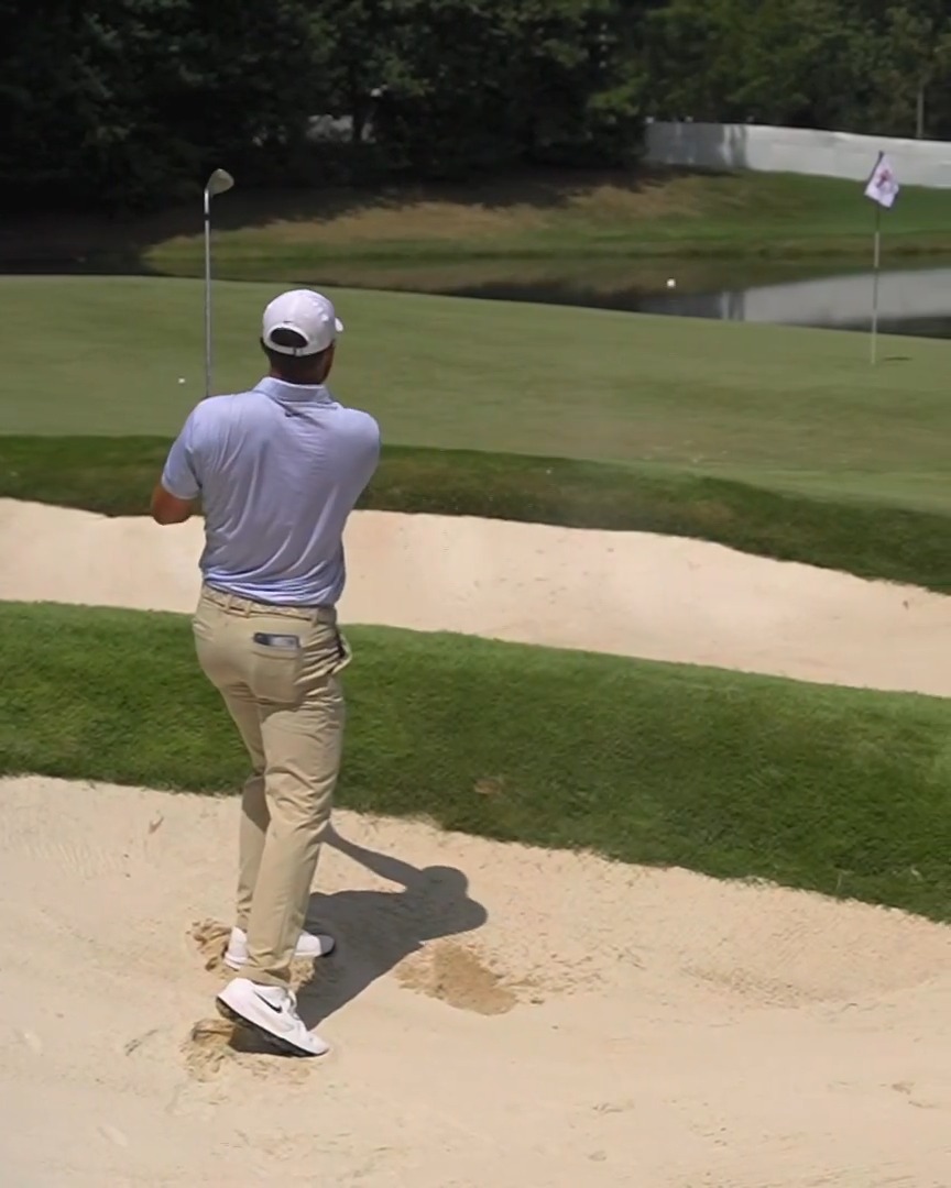 Off the sprinkler head ... into the water 😮 Scottie's bad break leads to a bogey, and his lead is down to one. 📺 CBS