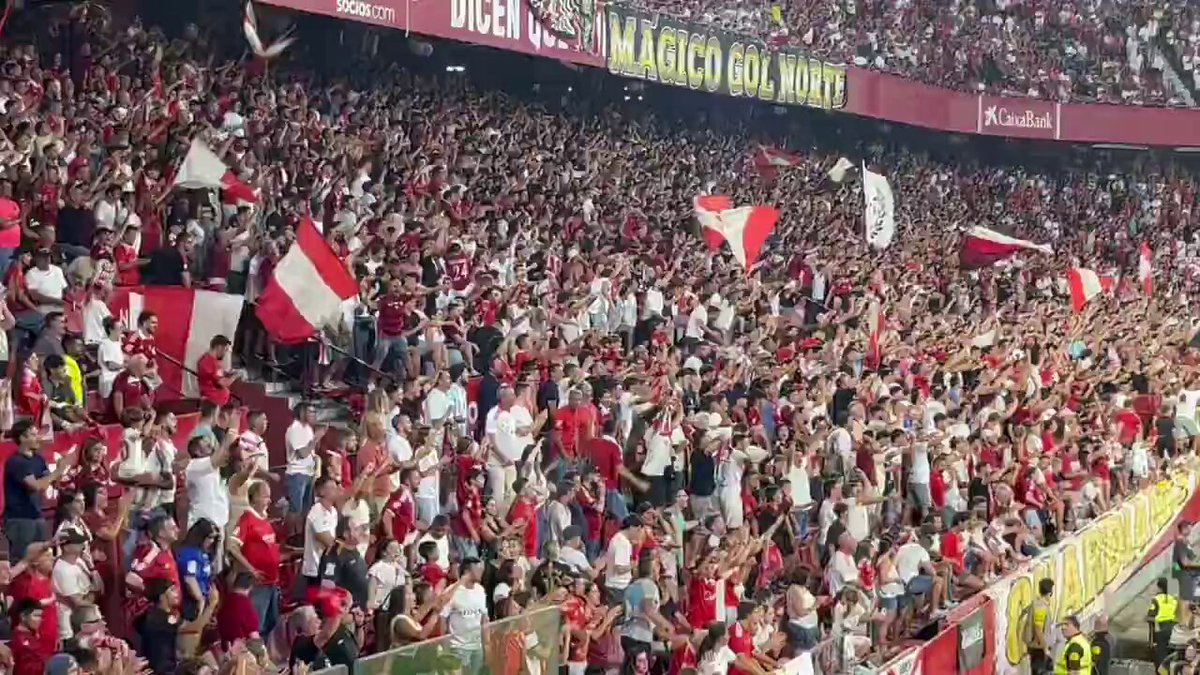 Gran ambiente una vez más en la grada de Biris Norte 🔴⚪️ donde dejaron mensajes: “LA HISTORIA EUROPEA NO ES TUYA SI NO DEL EQUIPO Y LA AFICIÓN. PRESA INHABILITACIÓN” “NI UN PASO ATRÁS. ¡FUERA DEL SEVILLA!” (Directiva, Del Nido JR) Sevilla FC - Rayo Vallecano. (15.08.26)