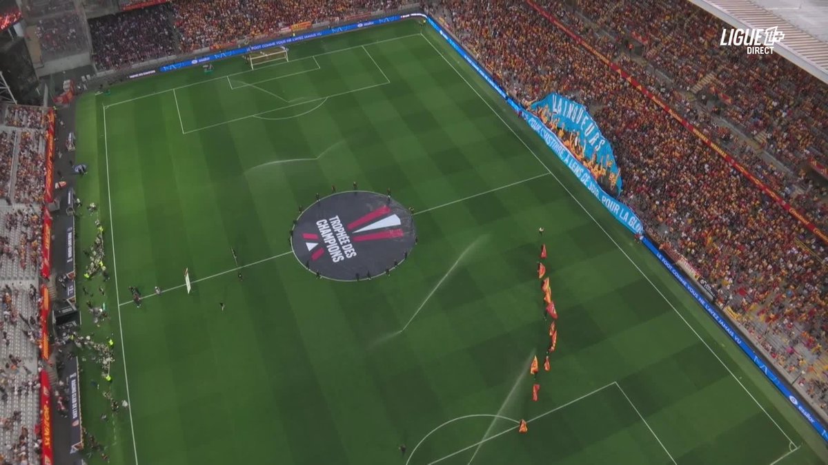 Les supporters du Racing Club de Lens déploient leur incroyable tifo pour cette soirée 🔴🟡 Un clin d’œil à leur victoire en Coupe de France 🤩 #TropheedesChampions