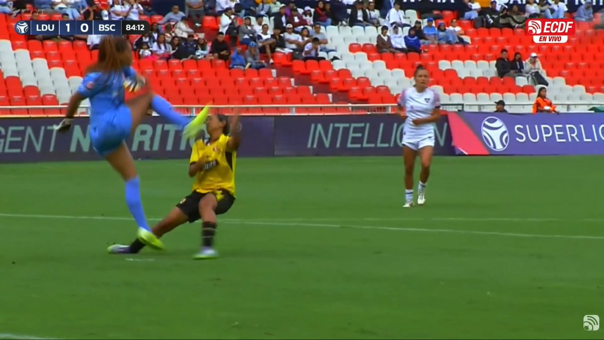 ¿ERA PENAL PARA BARCELONA SC? 🟡🚨 Así fue la jugada por la que todo el plantel del cuadro amarillo pedía la revisión del VAR. BSC pierde 1-0 ante Liga de Quito en la semifinal de vuelta de la Superliga Femenina. 🏆 📲 Mira el partido: