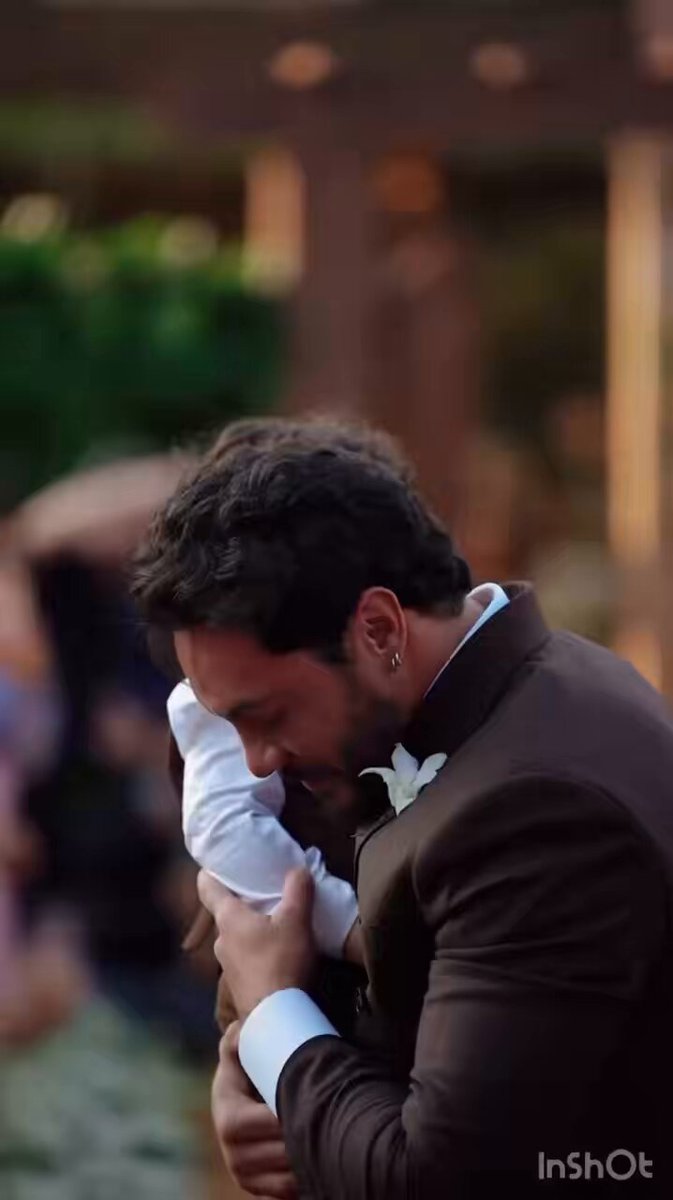 🚨VEJA: Viih Tube saiu do altar e foi até a filha que estava com vergonha de entrar no casamento dos pais.