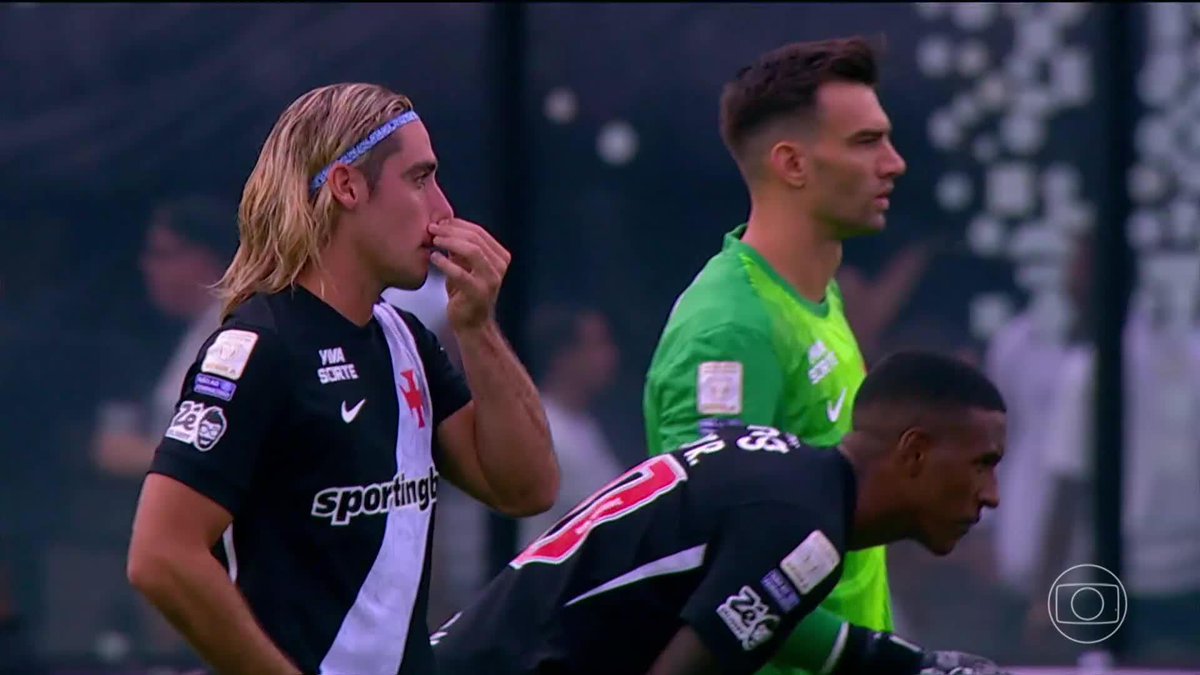 Neymar y Thiago Mendes NO SE SALUDARON en el encuentro de capitanes para Santos vs. Vasco da Gama. ‼️ La mala relación entre ambos viene de varios años, incluso Mendes lesionó a Ney en un PSG-Lyon de 2020.