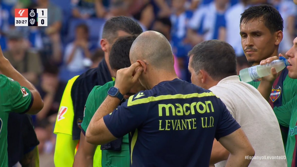 ❌Algunos entrenadores pasan olímpicamente de conocer a los árbitros... 👏Otros, como Luís Castro, del Levante, estudian su forma de dirigir para sacar el máximo beneficio para los suyos. 👍Y, de paso, también habla bien del criterio arbitral uniforme.
