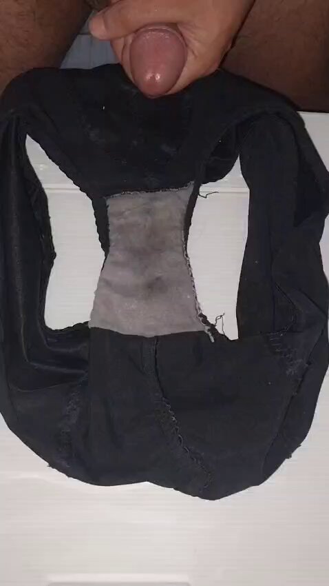 Seguidor divirtiendose con pantaleta de su suegra Quien mas del club? Postea aca