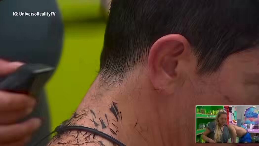 K: Cuando yo entré a trabajar a la estética, pues obviamente uno no pensó que le iba a ir bien en las redes sociales, y yo dije: “Qué padre sería peinarles el cabello, maquillarlos o cortarles el cabello a famosos”. Y mira… lo estoy logrando. 💙 #LaCasaDeLosFamososMx