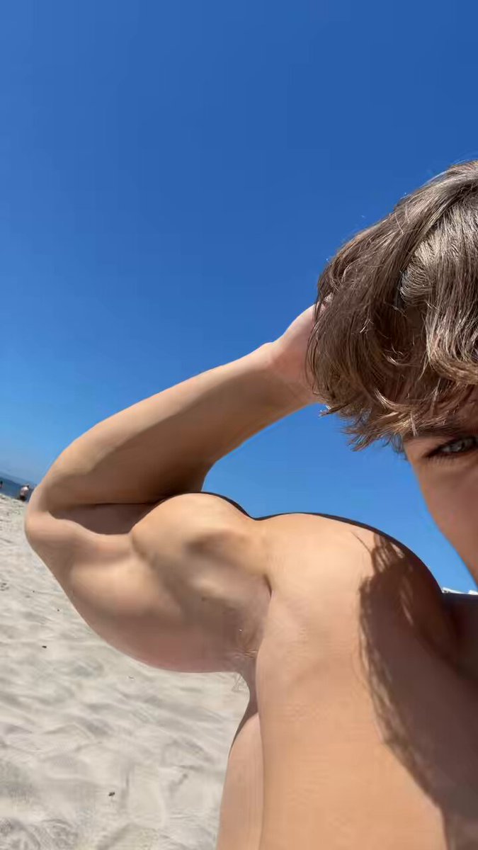 Literally draining on the beach 🤣 I own you losers this is the life I live entirely covered by you