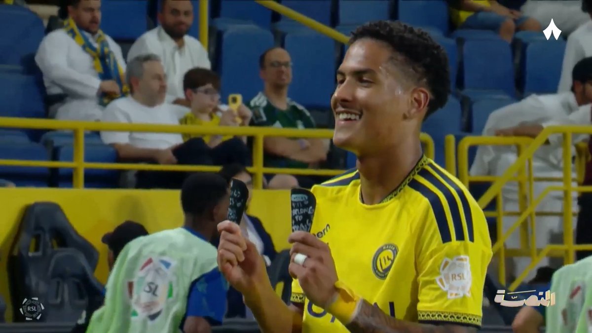 هل يحق للاعب دخول الملعب بكسّارة بهذا الحجم؟ 🤔 خبير التحكيم خليل جلال يعلّق على ظهور الكسّارات خلال احتفال أنجيلو لاعب النصر 🎙️ #برنامج_المنصة | خليل ابراهيم جلال