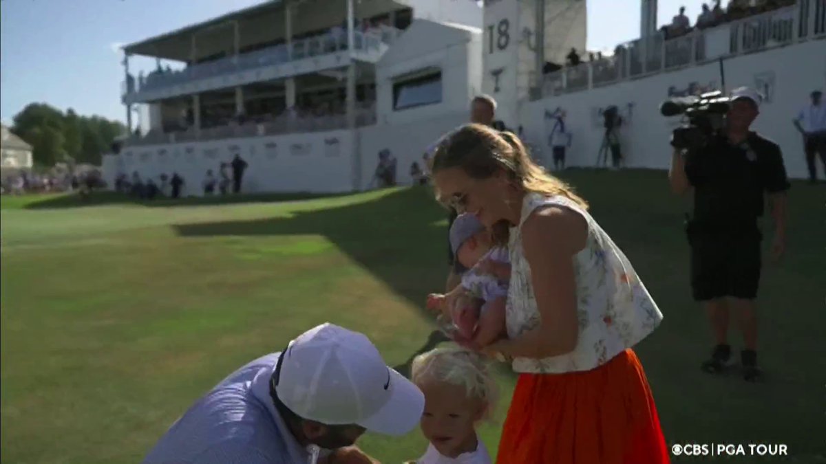 Remy’s first win with dad 🥹 Scottie Scheffler’s family greets him after his FedEx St. Jude Championship win on 18. 📺 CBS