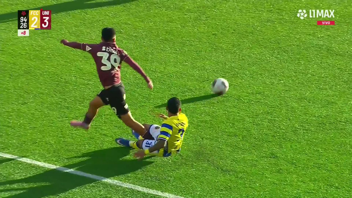 🤔¿Debió ser amonestado el jugador de la U? #FCCajamarca 2-3 #Universitario 📺 Conoce cómo ver L1MAX en vivo 👉 #L1MAX #Liga1 #TorneoClausura2026
