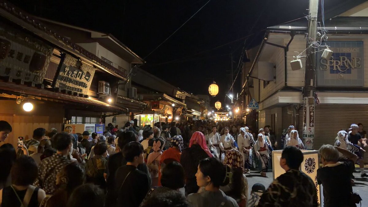 ４日間で34時間14万人がおどり倒した 郡上おどり「盂蘭盆(徹夜おどり)」のラスト！！ 〆の一曲「まつさか」が踊り子の心に染み渡り、終わった時には歓声も。 今年も良いお盆でした🏮 また明日郡上でみなさまとお会いできること楽しみにしております😊
